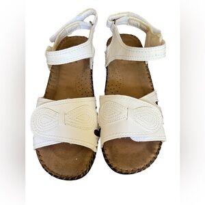 I love Comfort Shana White Sandals Size 8 NWOT‎